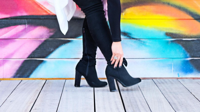 Ilustrasi sepatu boots beludru