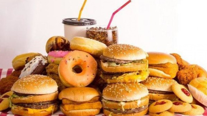 Ilustrasi makanan dan minuman pemicu kanker serviks.