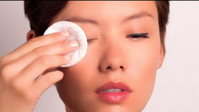 3 Cara Mudah Bersihkan Maskara dan Eyeliner Tanpa Membuat Rontok Bulu Mata