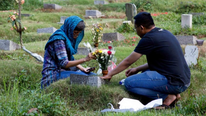 Peziarah berdoa di makam kerabatnya saat ziarah kubur di TPU Pondok Rajeg, Bogor, Jawa Barat, Rabu, 1 Mei 2019.
