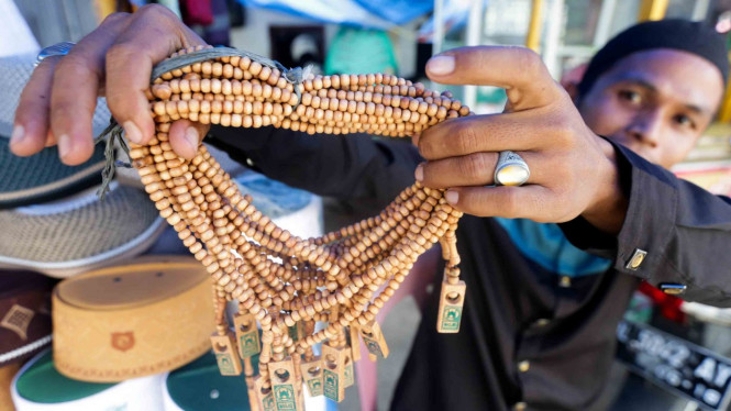 Pedagang menata tasbih untuk dijajakan di kawasan Masjid Raya Baiturrahman, Banda Aceh, Aceh, Rabu, 1 Mei 2019.