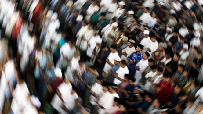 Umat muslim melaksanakan ibadah shalat Tarawih pertama Ramadhan 1440 H di Masjid Al Markazur Islamic Lhokseumawe, Aceh, Minggu, 5 Mei 2018.