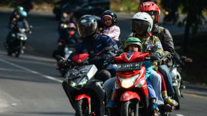 Pemudik roda dua melintasi kawasan Nagreg, Kabupaten Bandung, Jawa Barat.