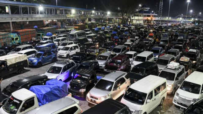 Kendaraan pemudik tujuan Sumatera antre memasuki kapal Roro di Pelabuhan Merak, 