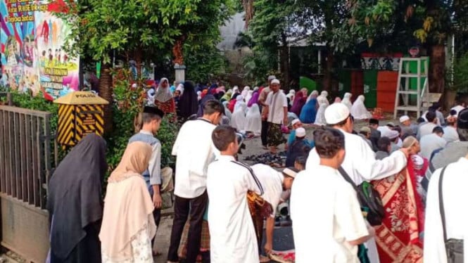 Ratusan jemaah Majelis Dakwah Indonesia (MDI) menggelar salat Idul Fitri.