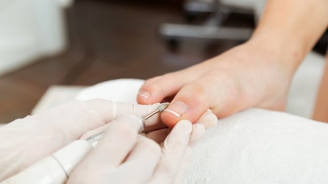 Ilustrasi perawatan kuku/manicure/pedicure.