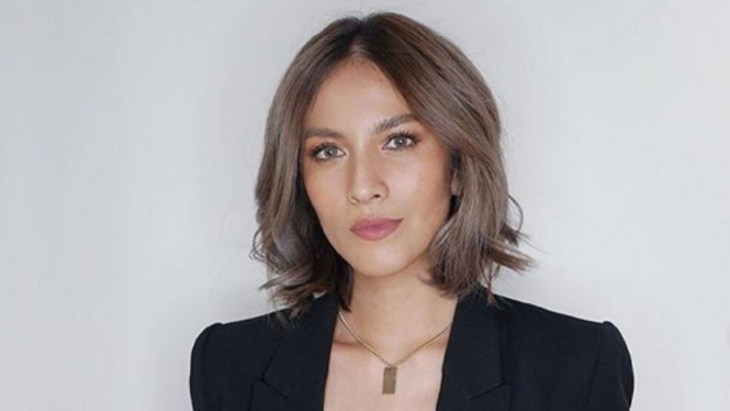 Hellua Puspoyo dengan warna rambut ashy gloss