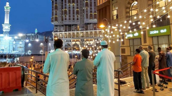Aktivitas berhenti ketika azan berkumandang di Mekah