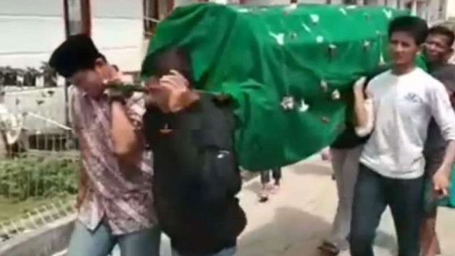 Jenazah Rayya dibawa ke masjid.