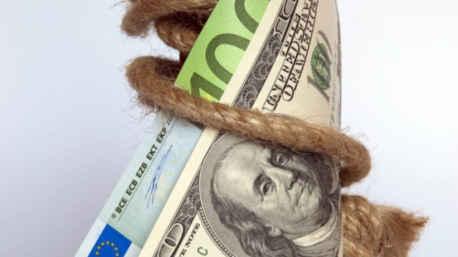 ilustrasi uang terikat tali