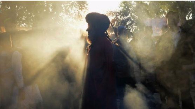 berpijak pada jalan yang benar, dan tidak tersesat dan menyesatkan.