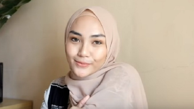 Tutorial hijab pashmina ala  Ranie Dwi Karlina.