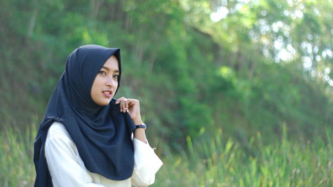 Perawatan rambut wanita berhijab.