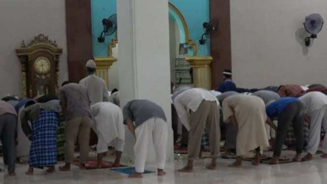Meski Covid-19, Sholat Berjamaah di Masjid, Makassar, Tetap Dilaksanakan
