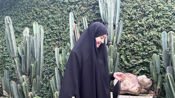 Laudya Cynthia Bella pakai khimar dan abaya.