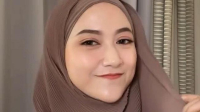 Tutorial Hijab Pashmina Melayu ala Khaerunnisa