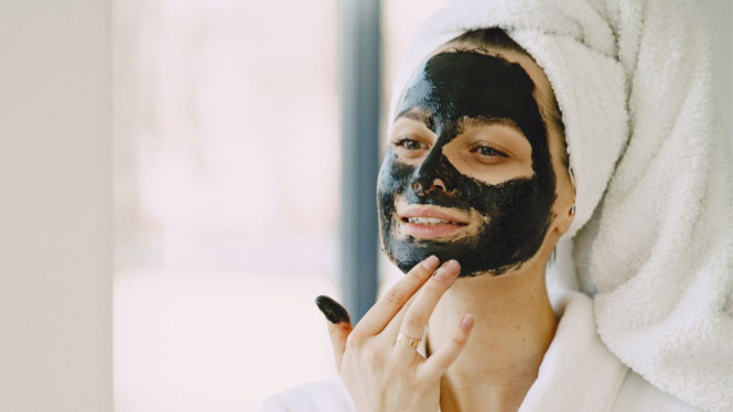 Masker wajah arang.
