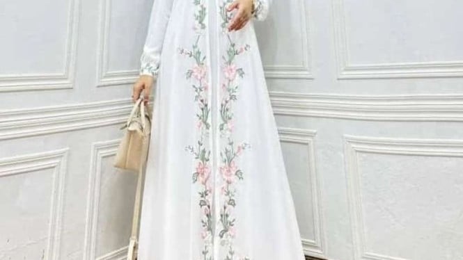 8 Model Gamis Hitam Bordir Bunga Terbaik 2025, Stylish untuk Hangout hingga Acara Semi-Formal