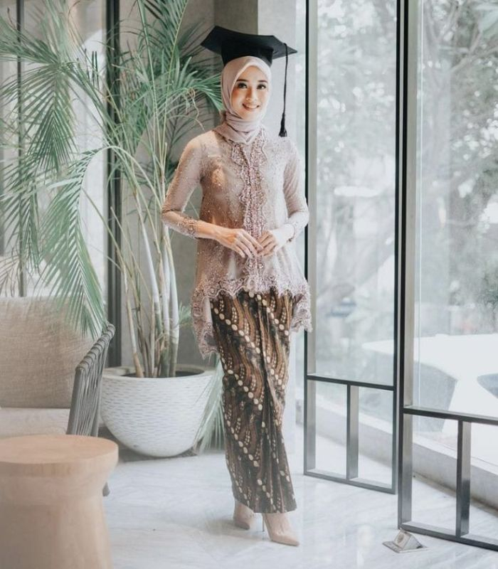 10 Inspirasi Outfit Kebaya Wisuda Hijab Modern Agar Tampil Anggun ...