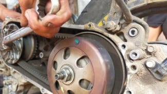 Perbedaan Penting Merawat Motor Matic dan Manual
