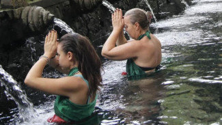 Melukat, Ritual Penyucian Diri yang Menghubungkan Manusia dengan Alam di Bali