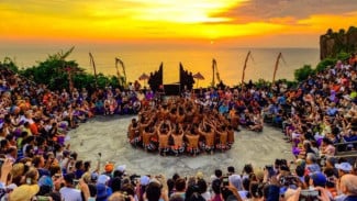 Tari Kecak Dan Api, Pesona Budaya Di Tebing Uluwatu