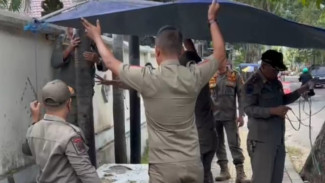 Berjualan Diatas Trotoar, Sejumlah Pedagang di Jembrana Ditertibkan