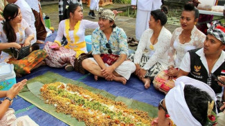 Megibung, Makan Bareng Ala Bali yang Lebih Dari Sekadar Kulineran