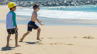 Liburan ke Pantai Bareng Anak? Simak 5 Tips Aman Ini