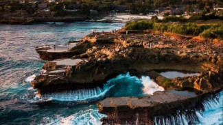 Menikmati Gemuruh Ombak dan Keindahan Senja di Devil’s Tear