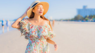 Tips Ampuh Agar Kulit Tetap Cerah Saat Liburan ke Pantai
