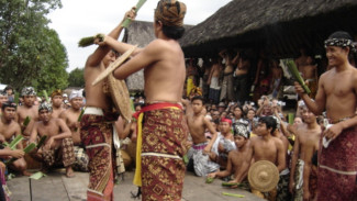 Mengintip Tradisi Mekare-kare di Tenganan Pegringsingan