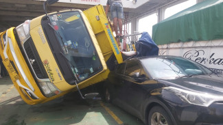 Oleng Diterjang Alunan Gelombang, Sebuah Truk Terguling Didalam KMP Marina Pratama