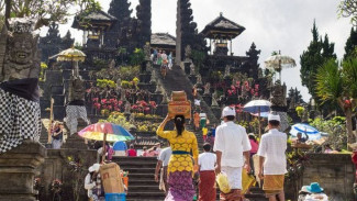 Non Hindu Mau Ikut Sembahyang di Pura? Wajib Tahu Ini Dulu!