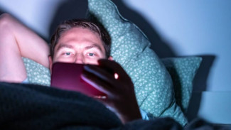 Pangkas Waktu Tidur, Main Gawai Jadi Pemicu Insomnia