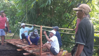 Akses Jalan Terputus, Warga Membuat Jembatan Darurat dari Kayu