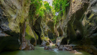 Keindahan Spritual dan Alam Menyatu di Hidden Canyon Beji Guwang