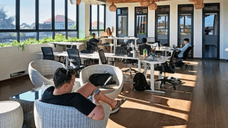 Ngantor Sambil Liburan? Digital Nomads Pilih Bali!