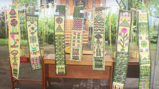 Anyaman Daun yang Sakral dalam Upacara Galungan