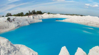 Danau Kaolin Belitung Tawarkan Pesona bak Negeri Dongeng