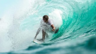 Surfing di Bali, Bukan Cuma Kejar Ombak