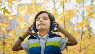 Bukan Cuma Hiburan, Musik Bisa Tajamkan Otak Anak Sejak Dini!
