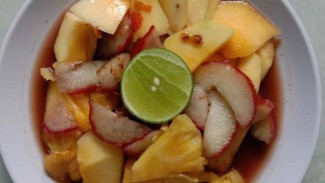 Saat Buah Segar Bertemu Kuah Pindang, Terciptalah Harmoni Rasa yang Menggoda