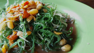 Rujak Bulung, Segarnya Laut Bali Dalam Satu Suapan