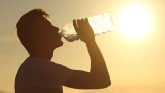 Cara Berolahraga Saat Cuaca Panas, Termasuk Pakaian, Minuman, dan Durasi