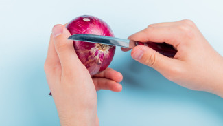 Kupas Bawang Merah Jadi Lebih Mudah Tanpa Perih dengan Trik Ini