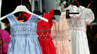 5 Manfaat Memakai Baju Berwarna Cerah yang Membuat Kamu Percaya Diri