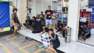 Masuk Bali dengan Memanjat Pagar Pelabuhan 14 Anak Punk Diamankan, 1 Orang Kedapatan Membawa Senjata Tajam
