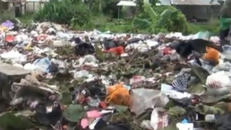 Setelah Lama Menumpuk, Sampah di TPS Kediri Diangkut DLH Lobar