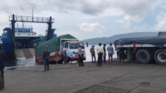 Truk Nyangkut di Ramp Door Kapal, Bongkar Muat di Dermaga LCM Gilimanuk Terganggu